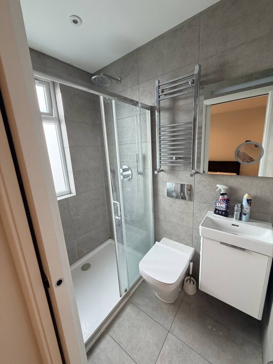 INCREDIBLE Restaurant space with huge 4 bedroom flat ACCOMMODATION included in Isleworth London