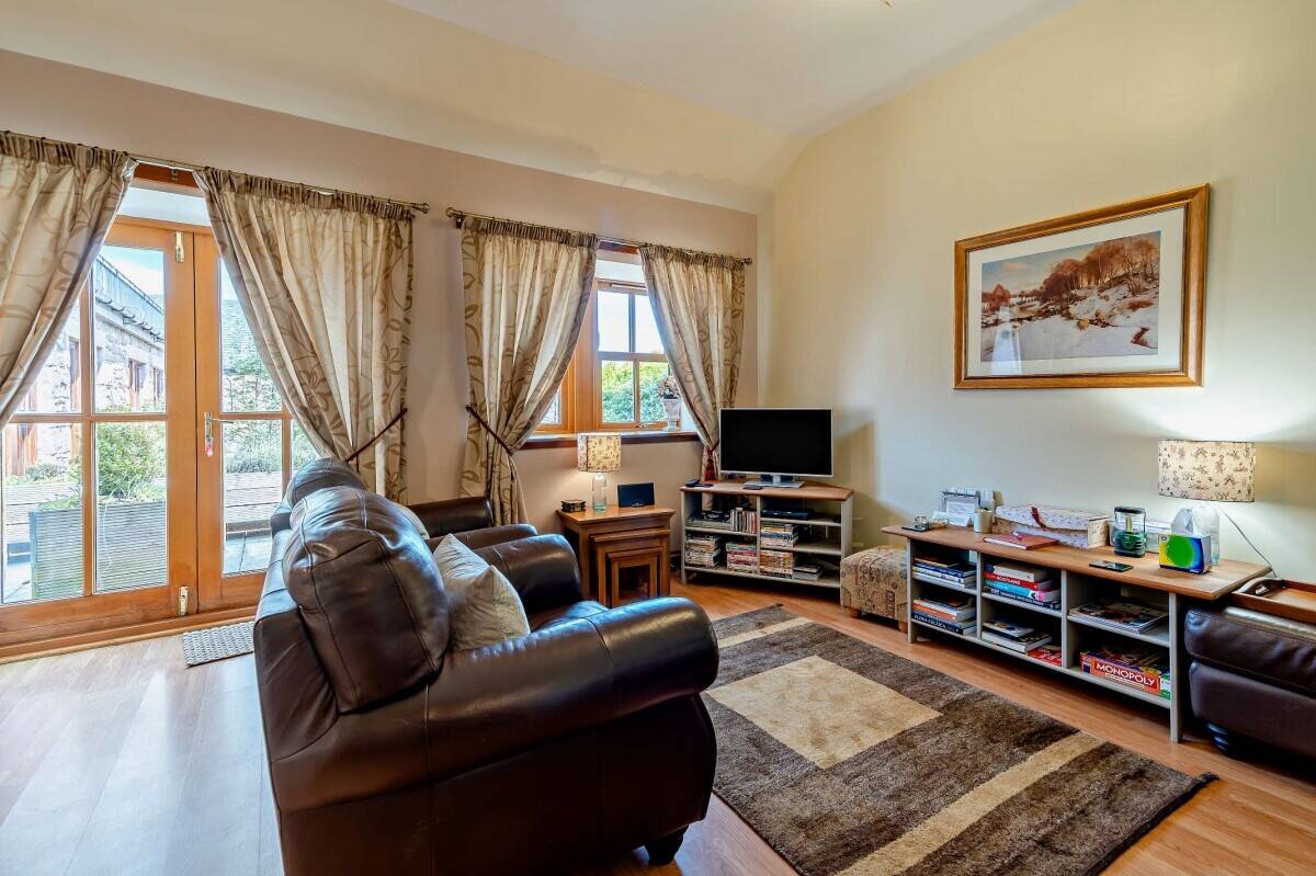 An exceptional house comprising 4 cottages (previously used as holiday rental), paddock and land. Photo 10