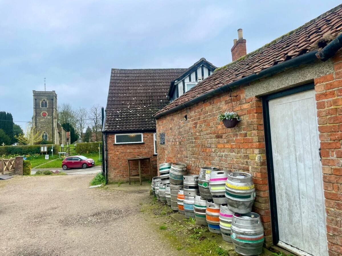 LINCOLNSHIRE - THREE BEDROOM PUB WITH LARGE CAR PARK Photo 10