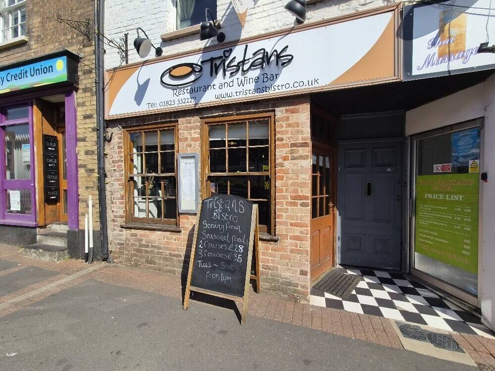 Popular Licensed Bistro & Restaurant with 2 Bedroom Self Contained Apartment in Taunton Town Centre