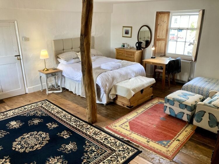 VERSATILE GUEST HOUSE offering WRITING RETREATS