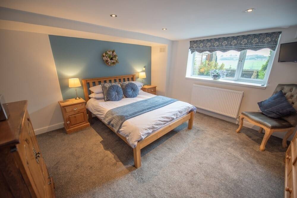 Successful holiday let overlooking the stunning Worth Valley Photo 10