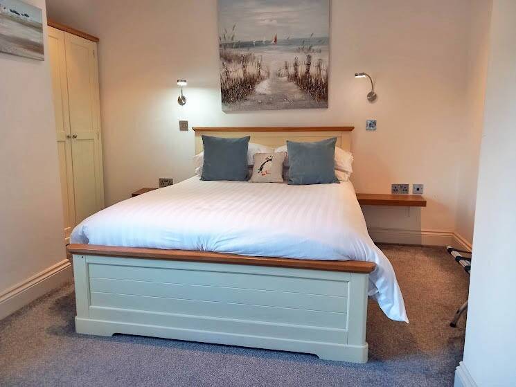 PEMBROKESHIRE – CHARACTER PREMISES WITH FIVE QUALITY EN SUITE LETTING ROOMS IN BUSY TOURIST DESTINAT Photo 10