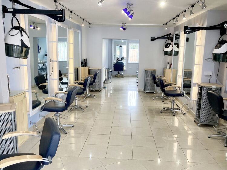 PET SUPPLIES & HAIR SALON (Operated by self-employed stylists)