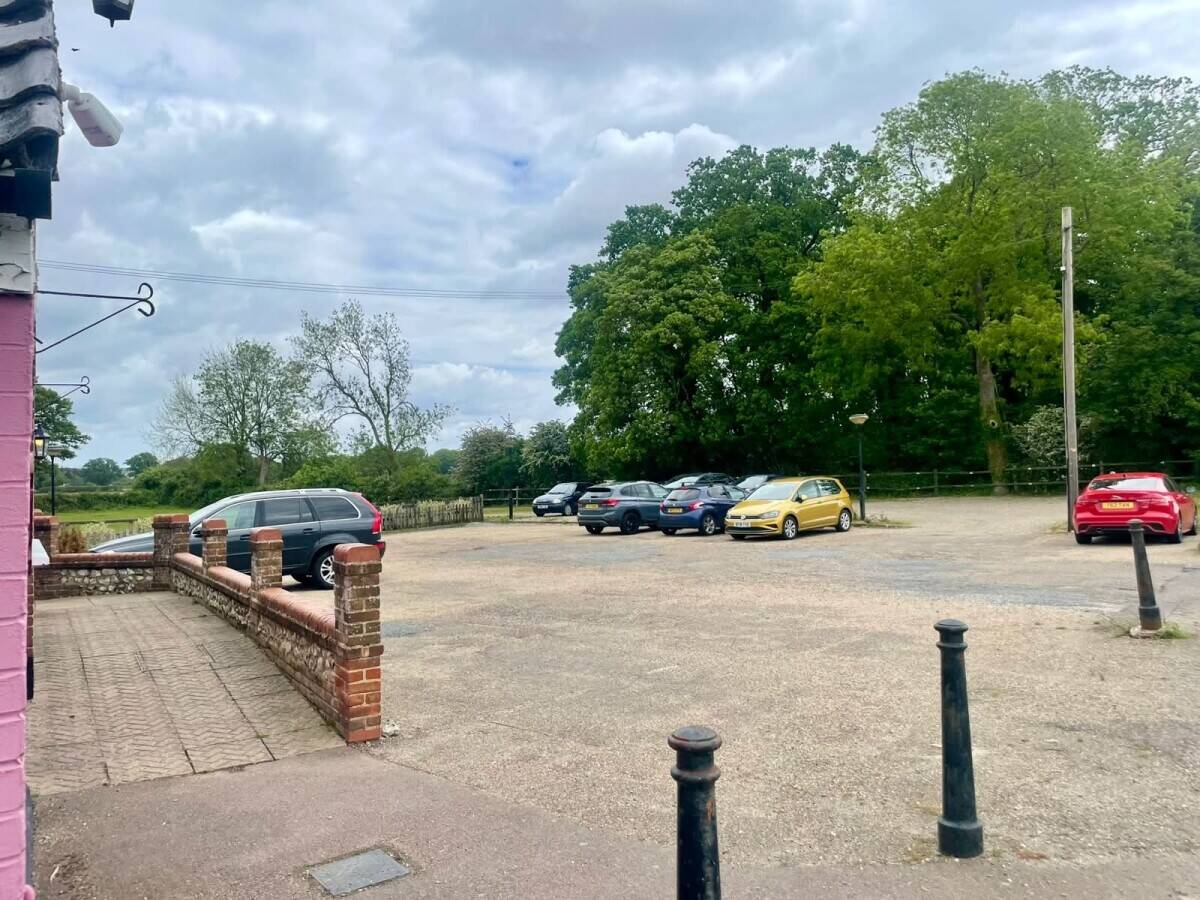 NORFOLK - FOOD-LED COUNTRY PUB WITH LARGE CAR PARK AND THREE LETTING ROOMS
