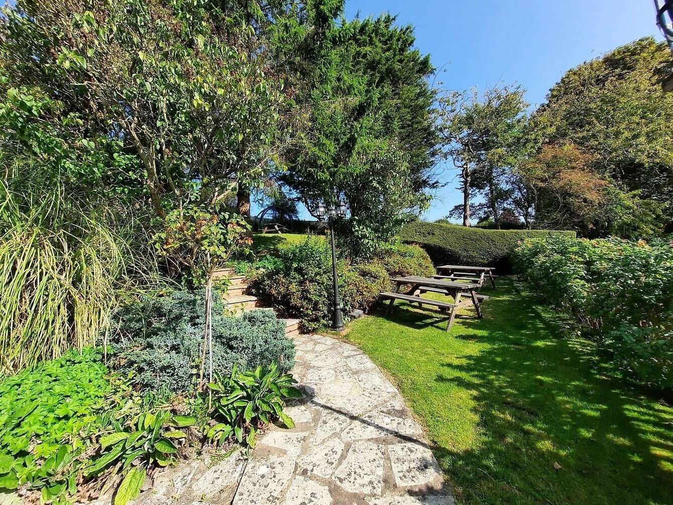 WILTSHIRE - PRESTIGIOUS VILLAGE FREEHOUSE WITH LETTING ACCOMMODATION