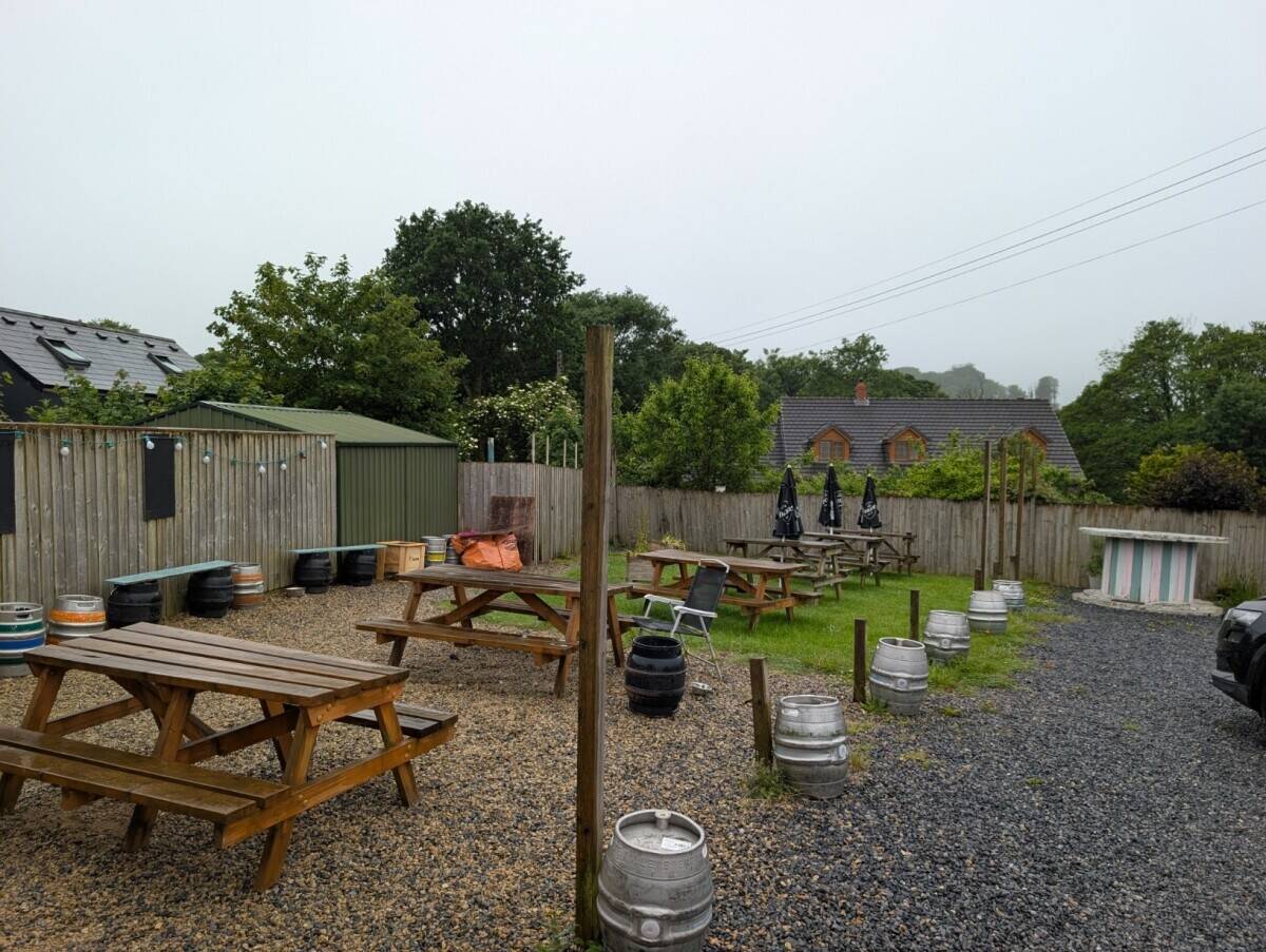CARMARTHENSHIRE - TRADITIONAL VILLAGE PUB WITH ADDITIONAL ONE BEDROOM COTTAGE
