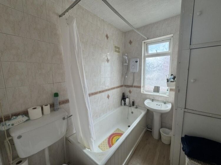 Freehold Fish & Chip Takeaway & Launderette Located In Wolverhampton Photo 9