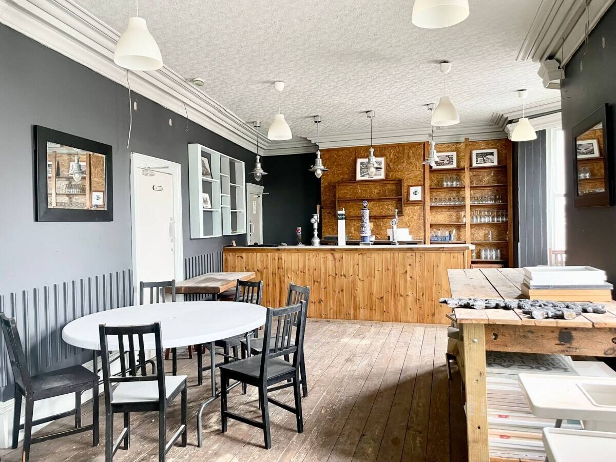 YORKSHIRE COAST - FIVE STOREY BAR & RESTAURANT WITH 11 APARTMENTS