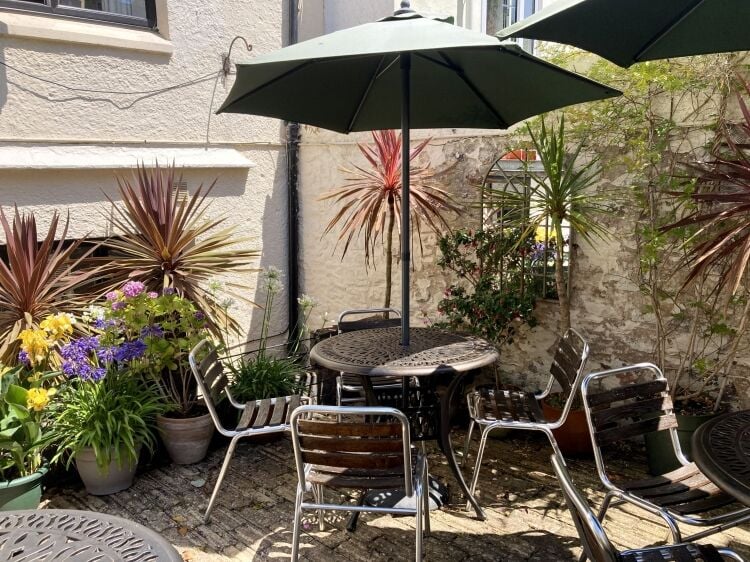 TEAROOM, STUDIO BED & BREAKFAST, and OWNERS ACCOMMODATION Photo 10