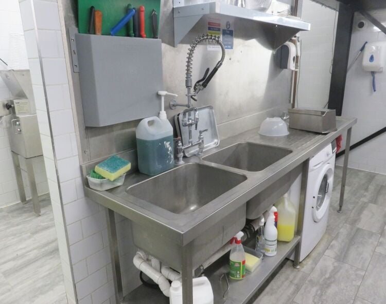 Immaculate fish & chip shop, superbly fitted & equipped throughout