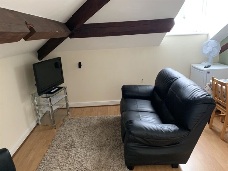FREEHOLD B&B OR SELF CATERING APARTMENTS WITH LICENSED BAR & RESTAURANT IN PEMBROKE DOCK