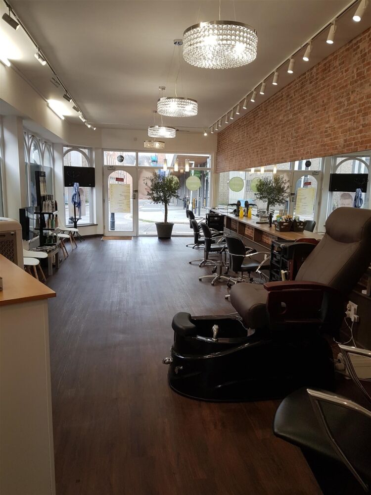 SUPERB UNISEX HAIR & BEAUTY SALON IN GUILDFORD TOWN CENTRE Photo 11