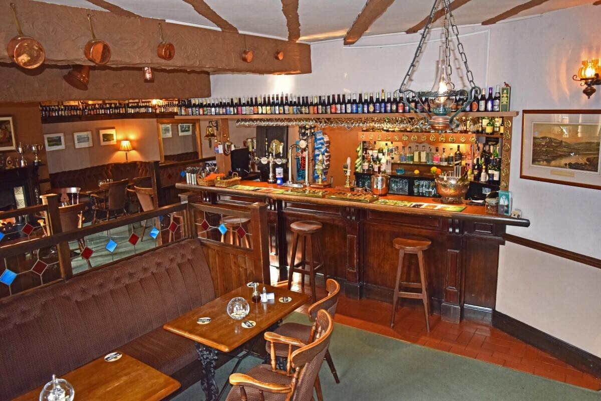 MONMOUTHSHIRE - RIVERSIDE VILLAGE HOTEL, EXCEPTIONAL INN OF ARCHITECTURAL APPEAL Photo 11