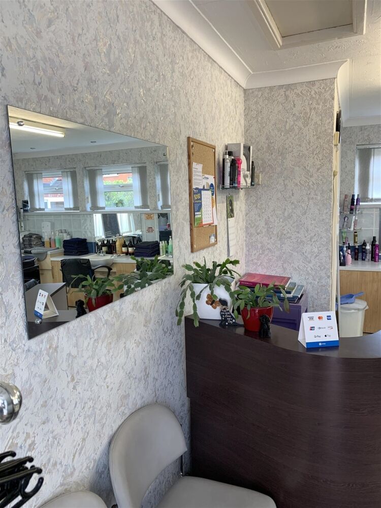 FREEHOLD UNISEX HAIR SALON in prosperous commuter village suburb LINCOLN Photo 11