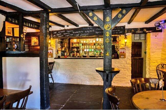 POWYS - 16TH CENTURY MAIN ROAD COUNTRY INN