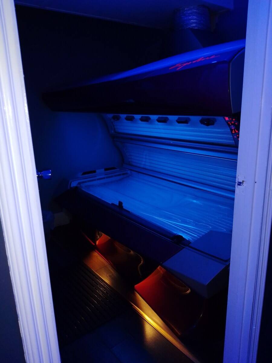 Newly refurbished Tanning Salon and Supplement. Photo 11