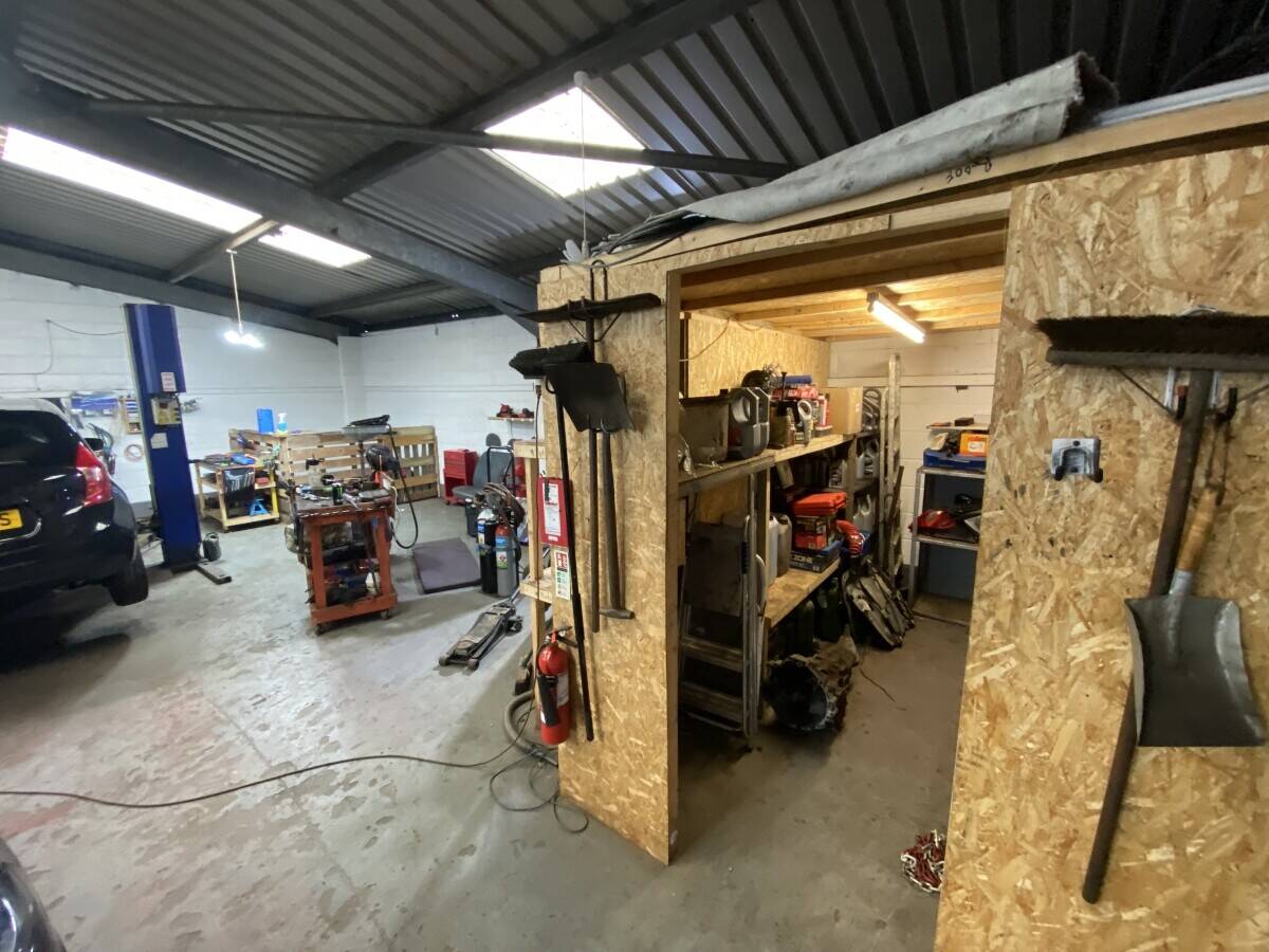MOT, Service & Repair Garage (Freehold) in Middlesbrough Photo 11