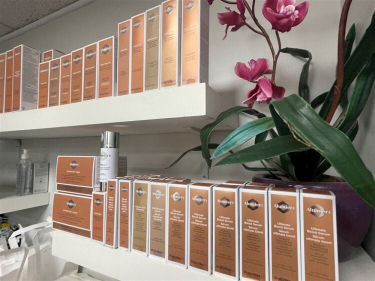 PROFITABLE, LONG-ESTABLISHED SKIN & LASER CLINIC WITH RECURRING CLIENTBASE