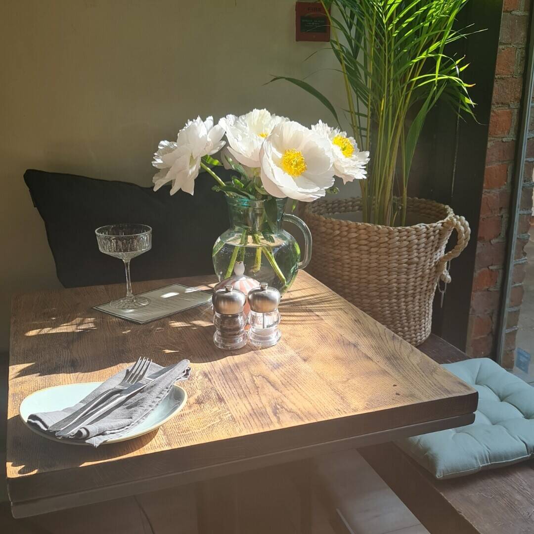 Brunch-style restaurant coffee shop with side delicatessen in the Heritage commuter town of Westerham, Kent Photo 10