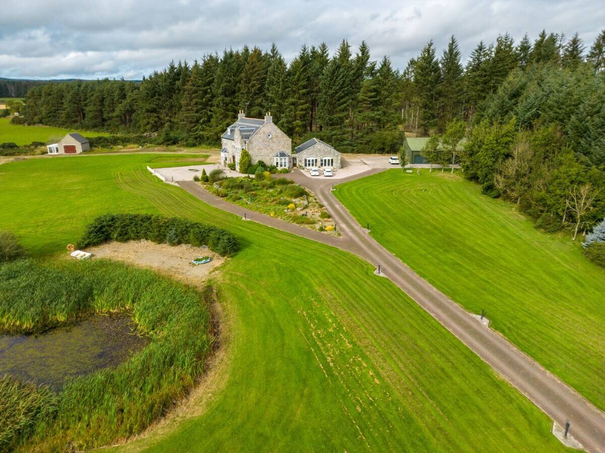 Stunning 7 Bedroom Detached Villa in Aberdeenshire Photo 11