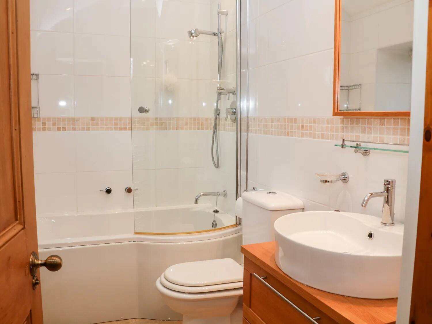 Freehold Idyllic self catering cottage with beautiful 3 bedroomed owners accommodation. Photo 11
