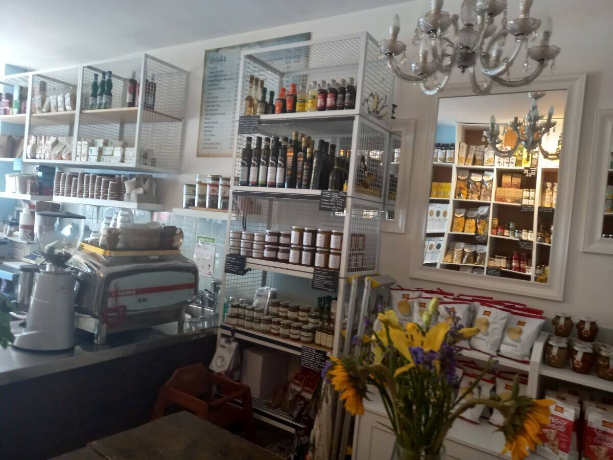 Well-established Italian deli in the heart of Finsbury Park area Photo 11