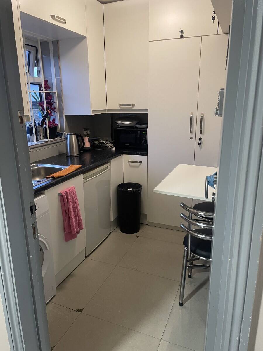 Hair and beauty salon for sale in Woodgreen London Photo 11