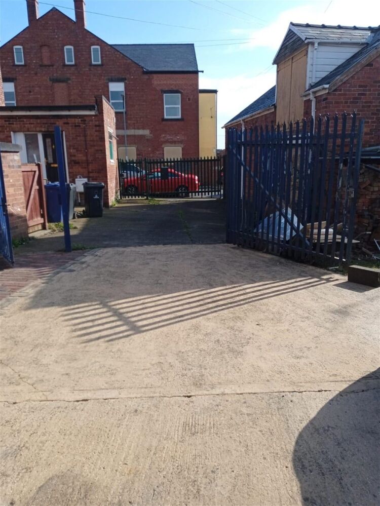 FREEHOLD VACANT PREMISES WITH PRIVATE APARTMENTS NEAR ROTHERHAM