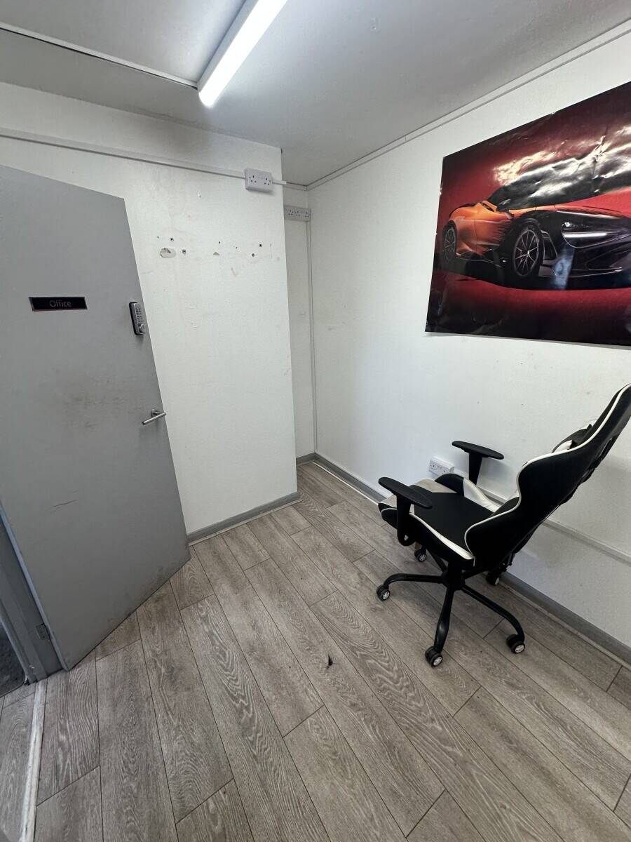 Garage workshop to let in Harlow Photo 11
