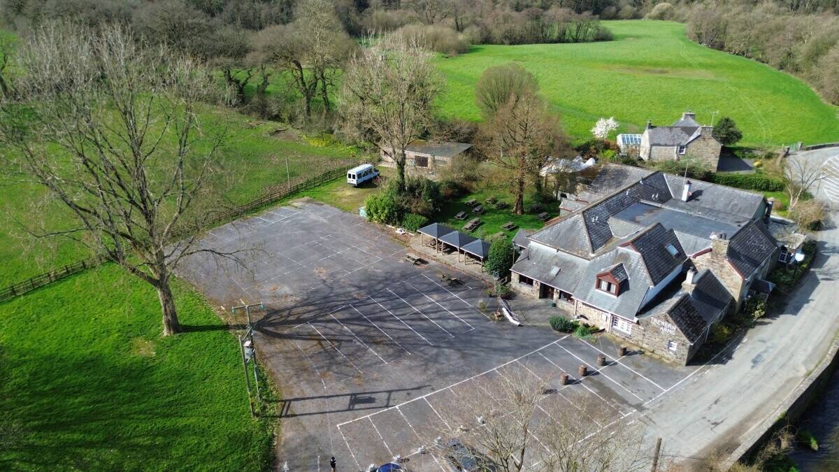 PEMBROKESHIRE - 10 BEDROOM 17TH CENTURY RIVERSIDE INN