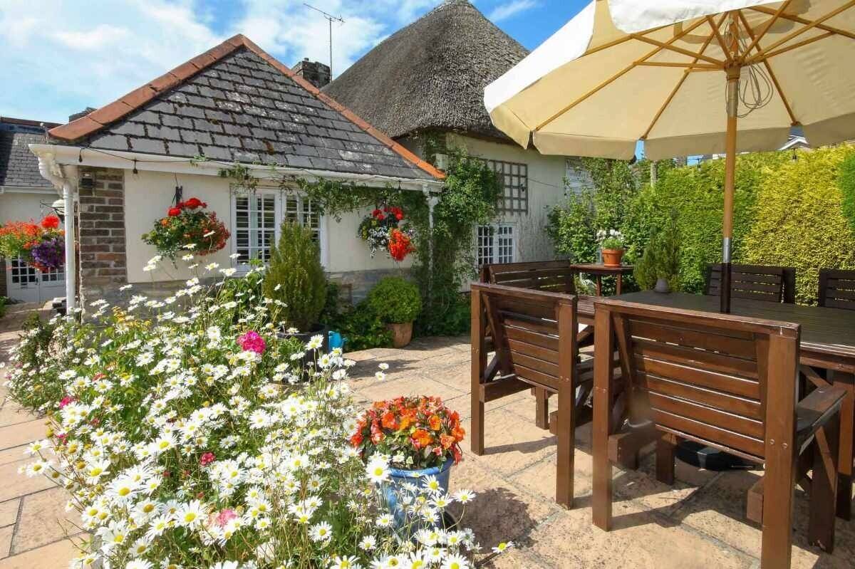 A Beautifully Presented 8-9 Bedroom, Boutique Guest House Photo 11