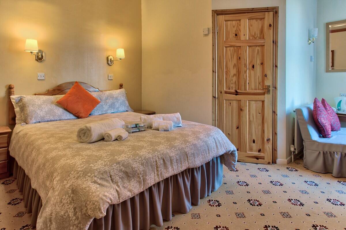 CONWY - 13 BEDROOM GUEST HOUSE IN CHARMING SEASIDE TOWN