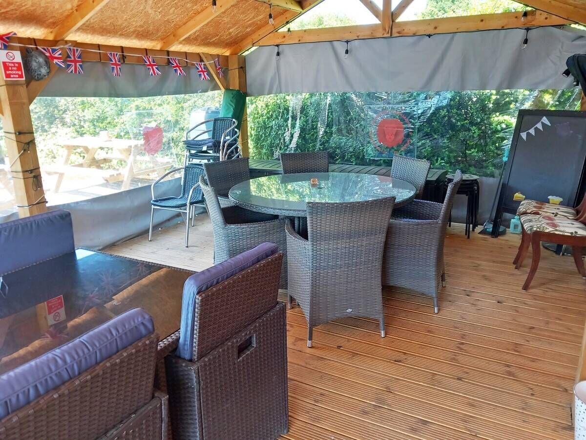 SHROPSHIRE - WELL APPOINTED AND RECENTLY RENOVATED TRADITIONAL VILLAGE PUB