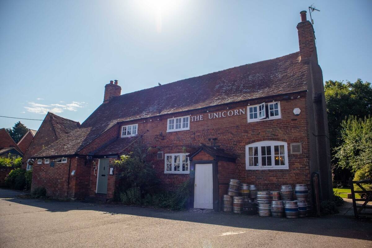 BUCKINGHAMSHIRE - VILLAGE PUB WITH POTENTIAL FOR FOOD-LED BUSINESS Photo 11