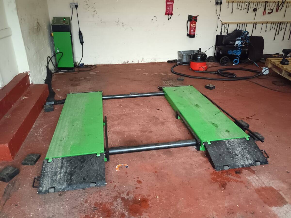 Car Repair Garage Unit Photo 11