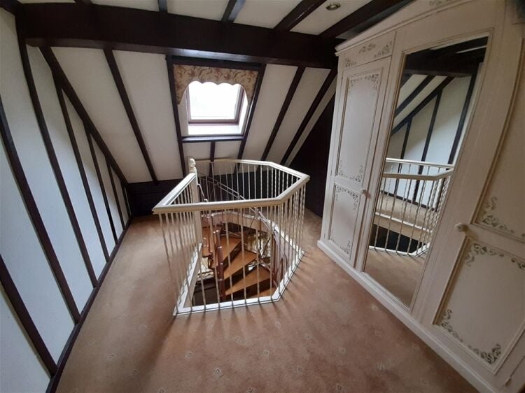 House For Sale in Harrogate Photo 2