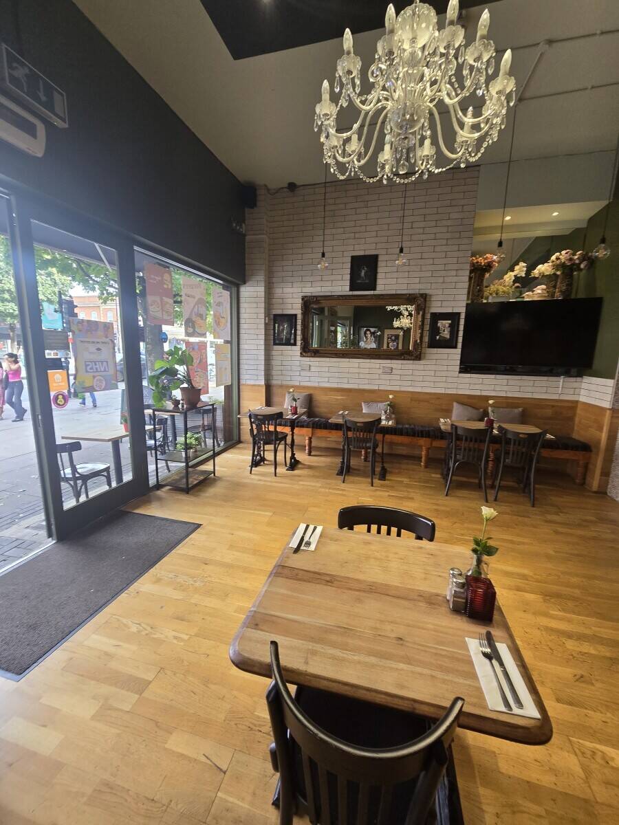 Established restaurant on main street Photo 11