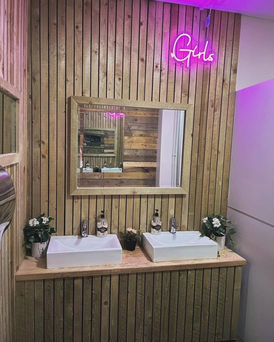 Pub/Bar with late license for sale