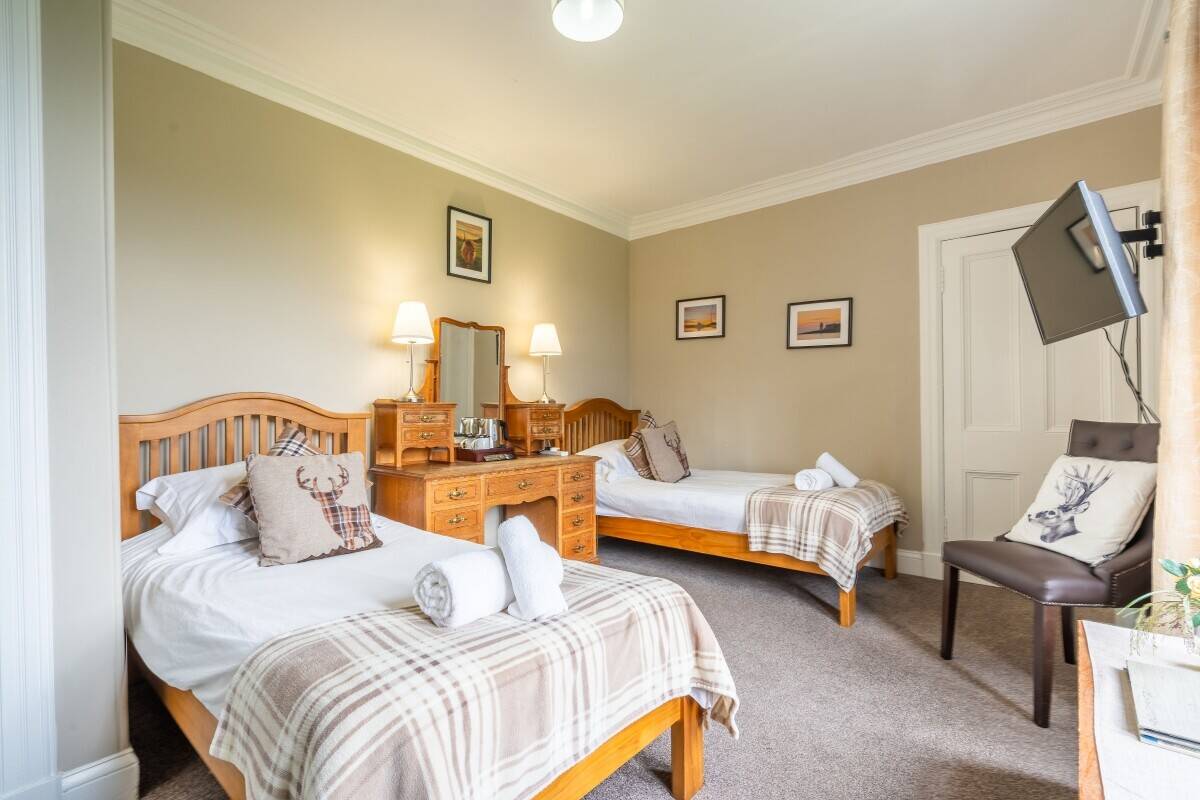 Impressive 8 Bedroom Country House Hotel on the Banks of Loch Shiel Photo 11