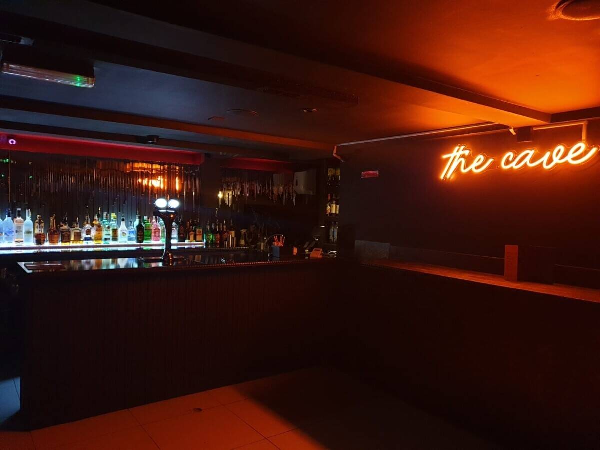 Highly rated restaurant in Surrey and shisha bar