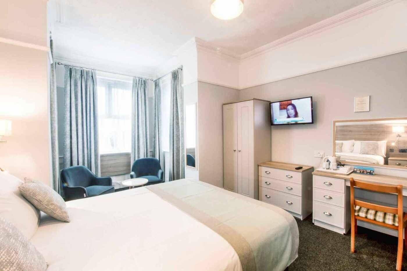 A Fantastically Presented, 15/16-Bedroom Hotel For Sale Photo 11