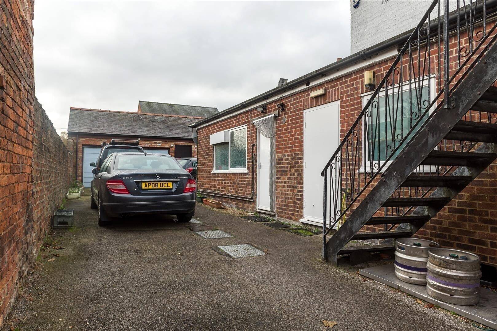 3 floor accommodation & thriving Chinese restaurant near the centre of Louth, Lincolnshire.