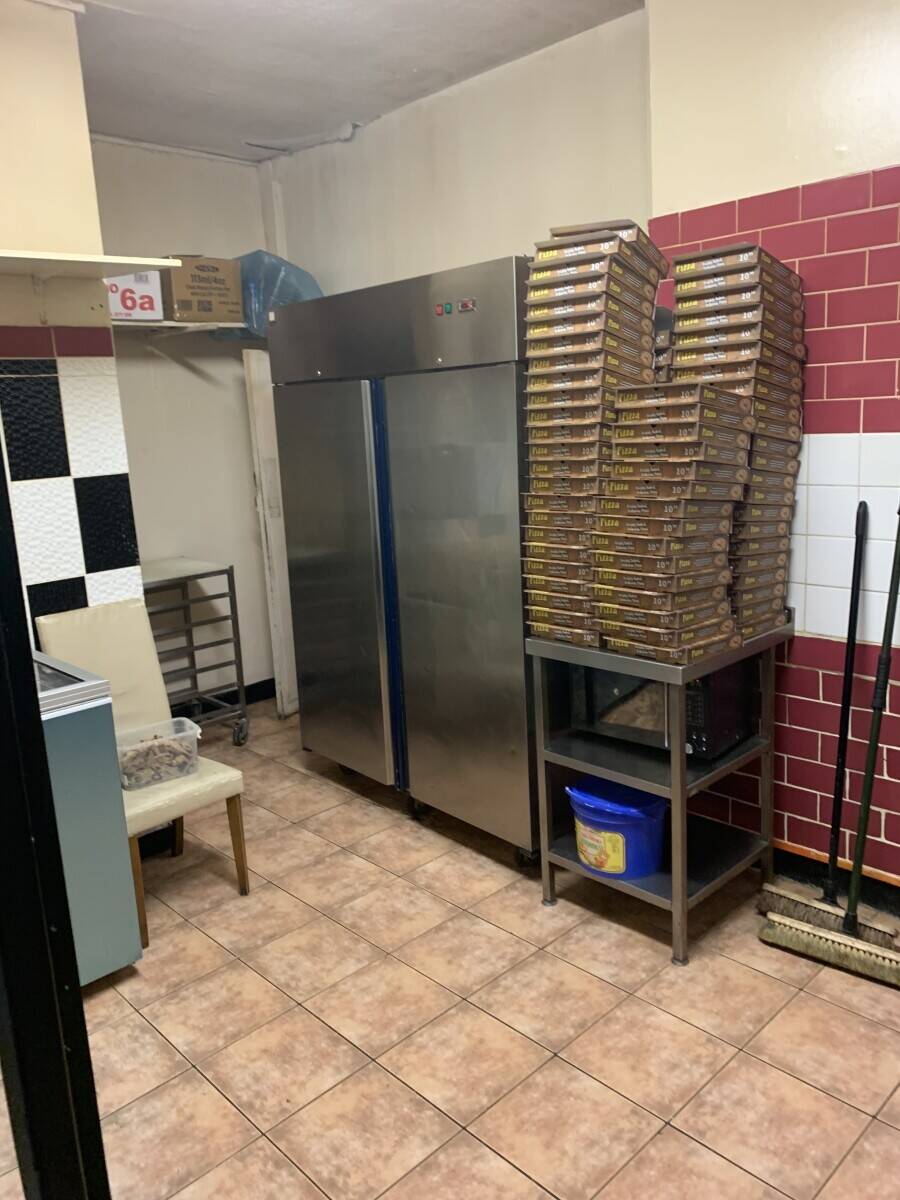 Pizza takeaway with  two bedrooms flat upstairs Photo 9