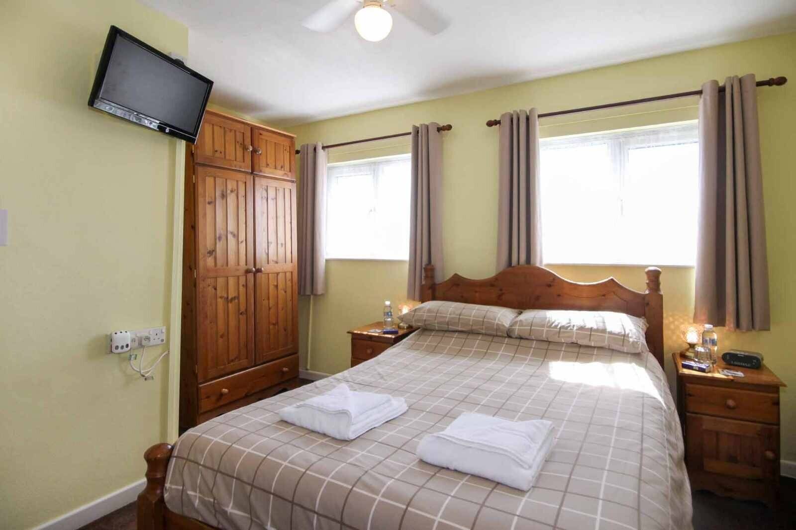An Ideally Located 7/8 Bedroom Guesthouse For Sale Photo 11