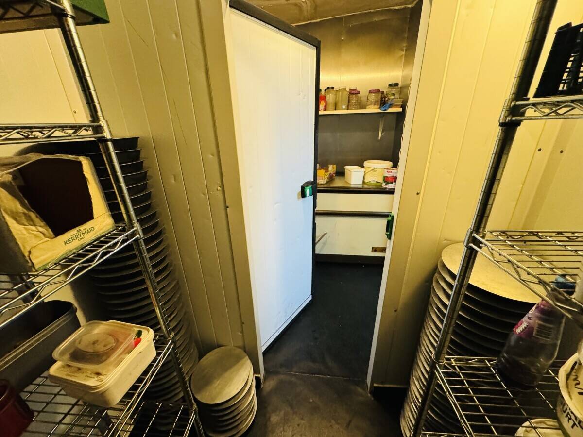 Fully equipped takeaway with the two bedrooms flat on the top.