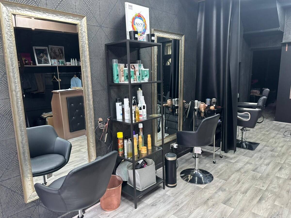 Hair & Beauty Salon + Vape shop kiosk Photo 9