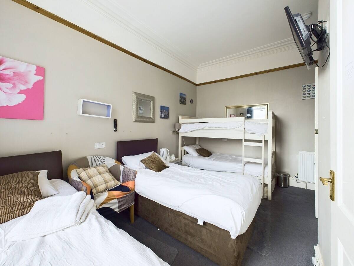 8 Letting Room Guest House in Prestigious Aberdeen Location Photo 11