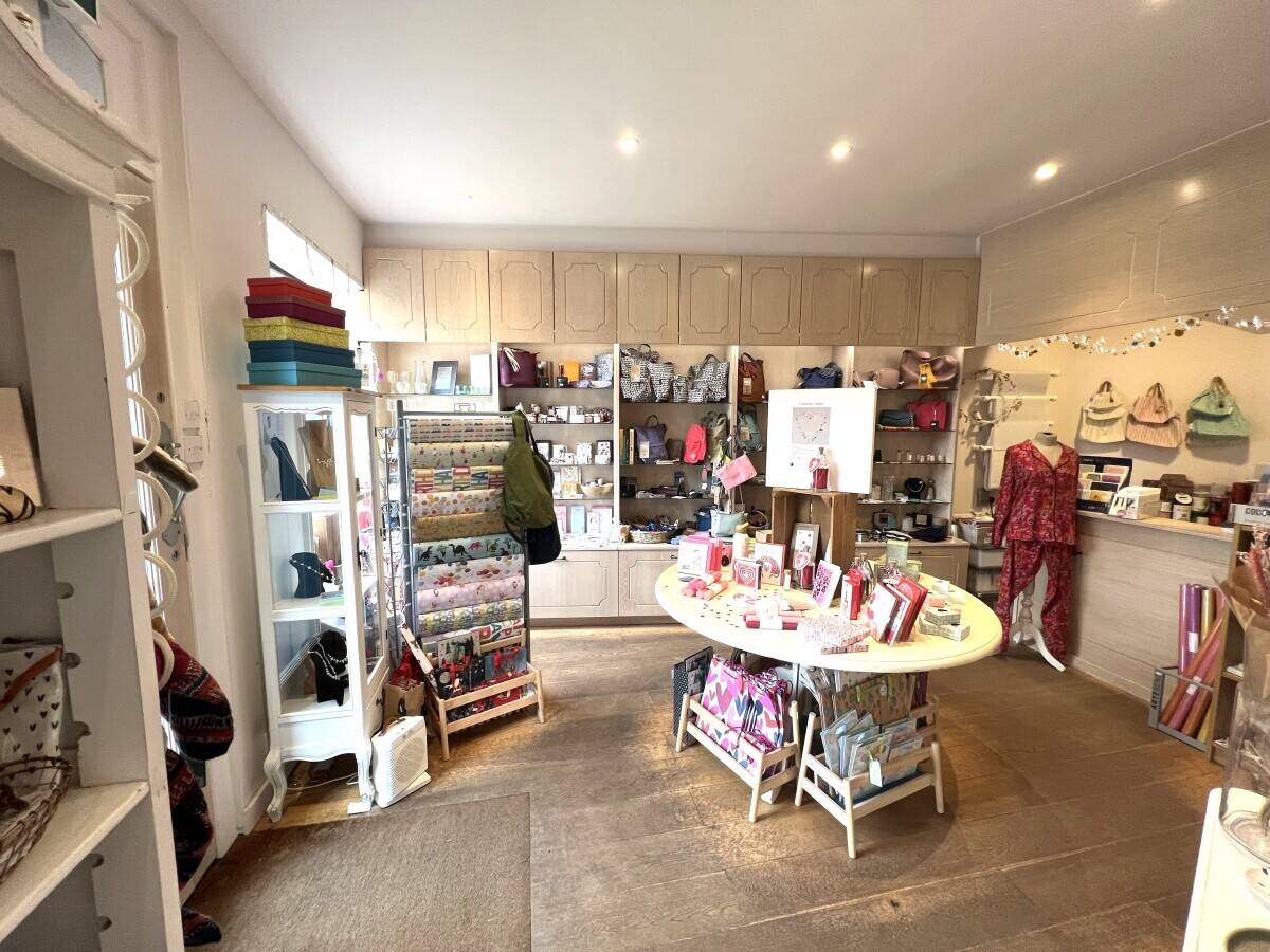 Well Presented Retail Unit Available with Vacant Possession, Kilmacolm (ref 1728)