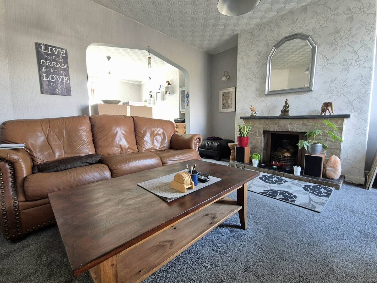 GWYNEDD - ESTABLISHED RESTAURANT, RETAIL UNIT AND THREE BEDROOM HOUSE AT THE FOOT OF YR WYDFFA (SNOW